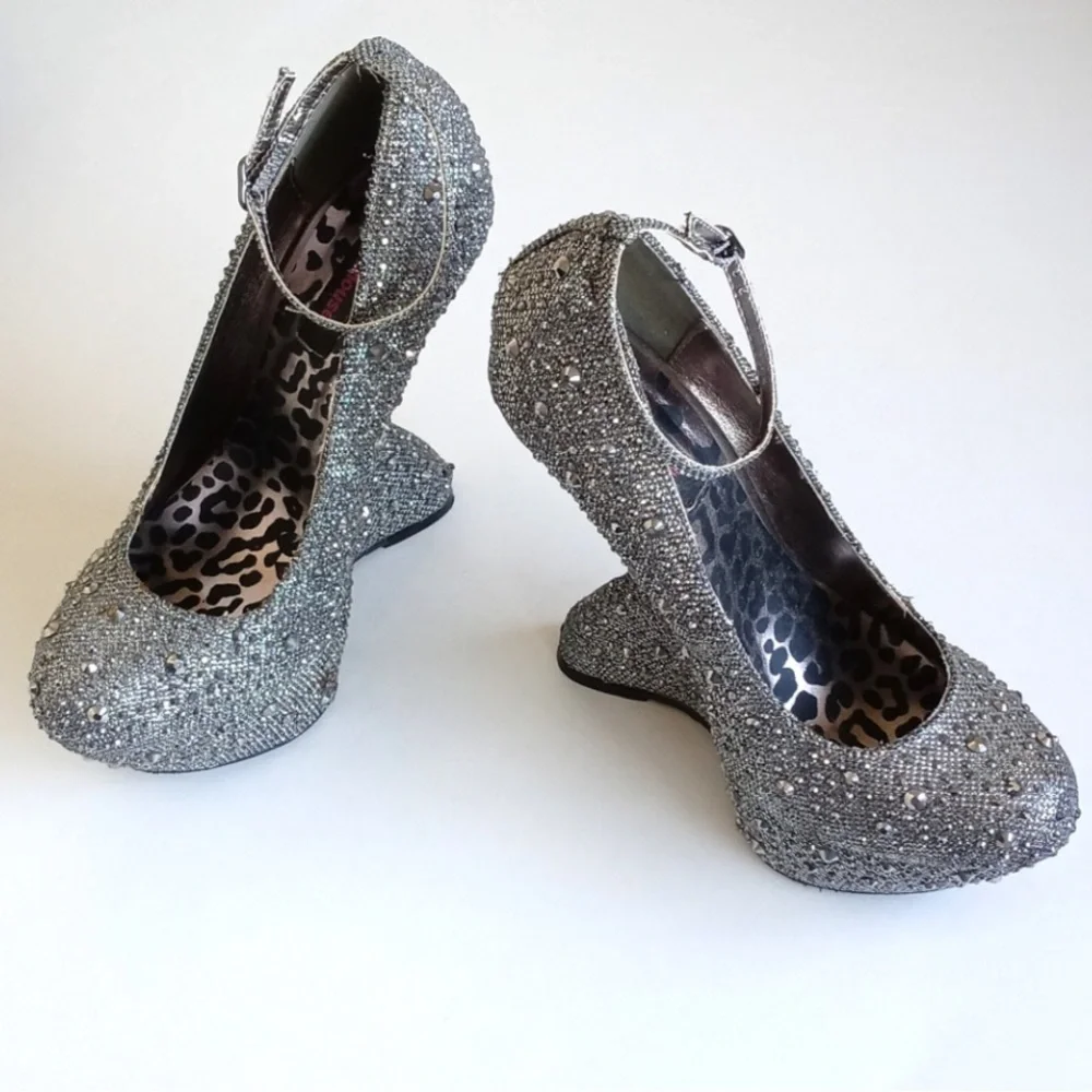 Rare Vintage Dollhouse Women’s Glam Silver Metallic Studded 6” Platform Shoes 8